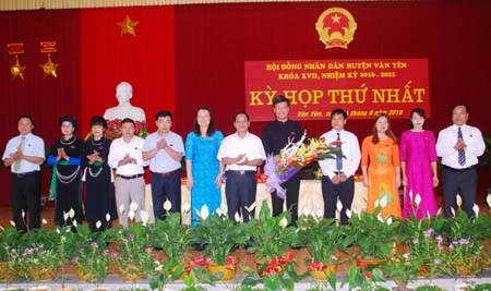 Đồng chí Triệu Tiến Thịnh – Trưởng ban Dân vận Tỉnh ủy tặng hoa chúc mừng các đồng chí được bầu vào các chức danh chủ chốt HĐND huyện.

